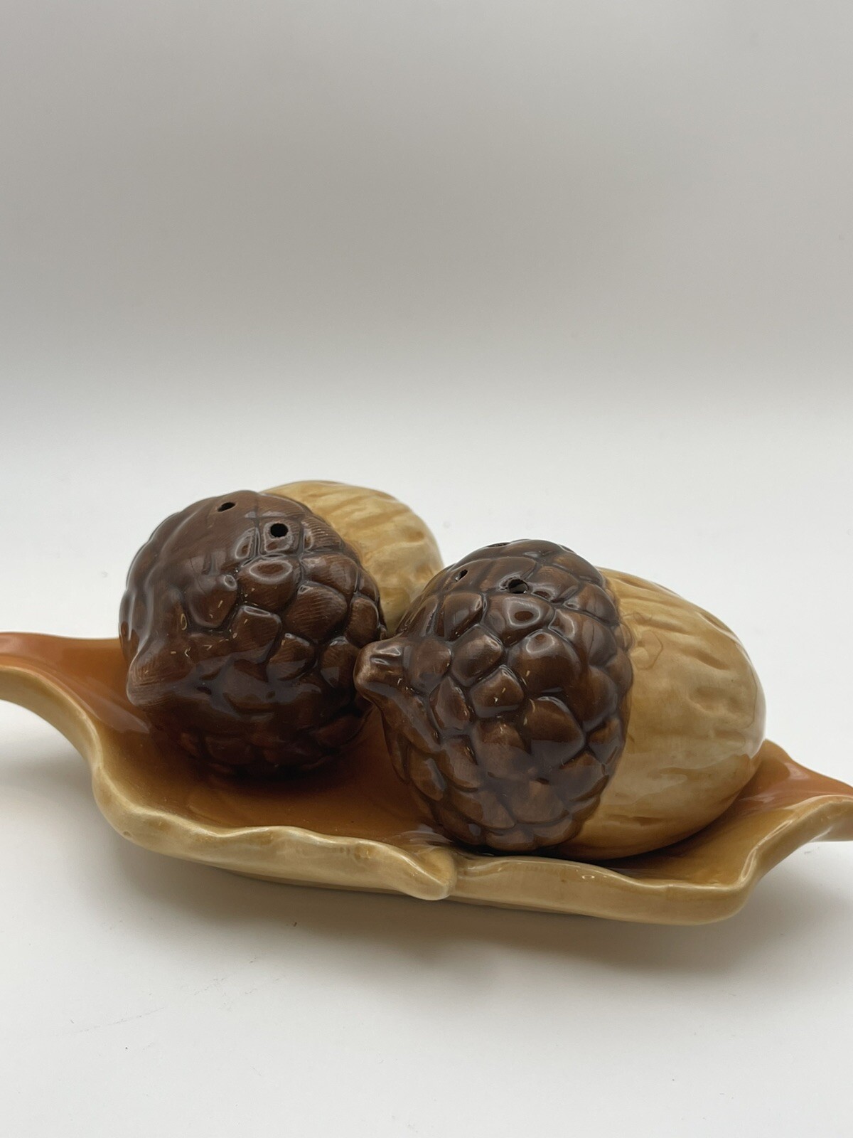 Cracker Barrel Ceramic Acorn Salt Pepper Shaker Set w/Leaf Base Great Condition