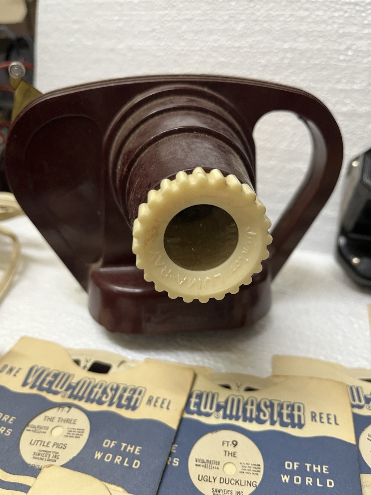 Sawyers Viewmaster Junior Projector And Light Attachment & 24 Reels