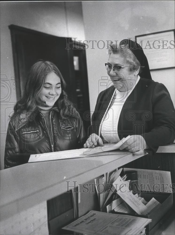 1976 Press Photo Sister Marion Principal Messemer High School – mjb28100