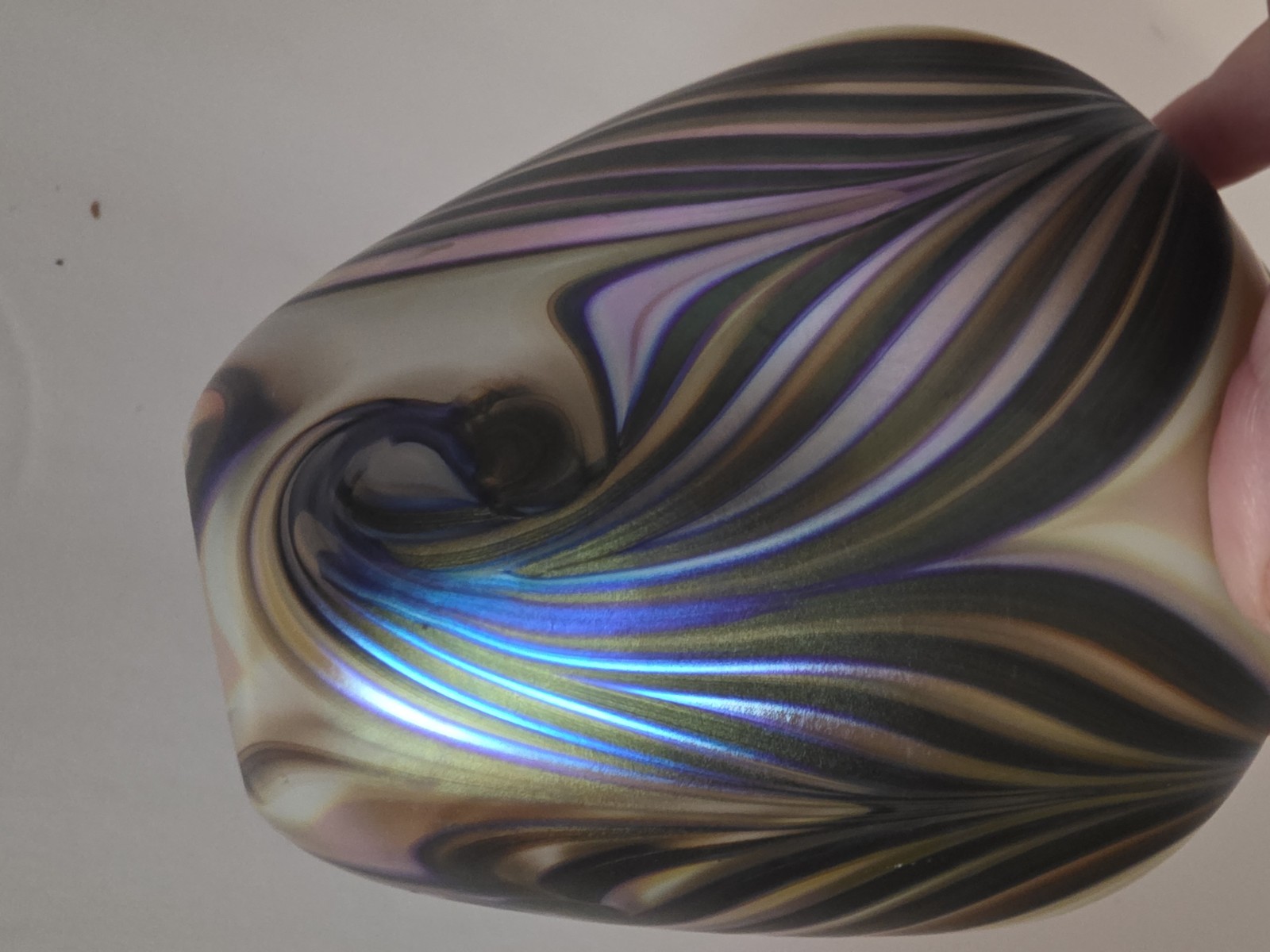 BEAUTIFUL Robert Eickholt, Pulled Feather Iridescent Vase, 5.5″ Signed 2000