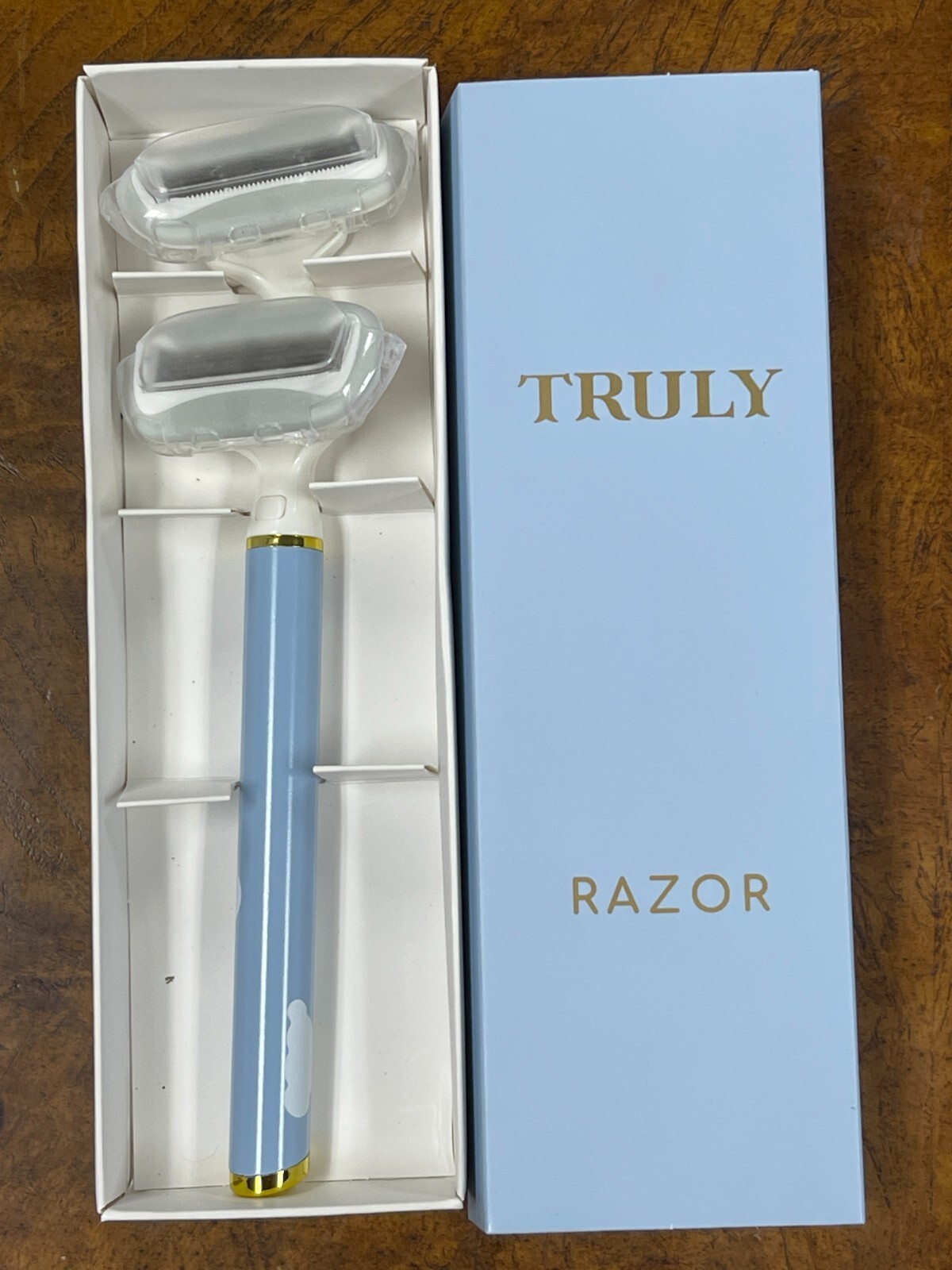 Truly Brand Ladies Razor Lt. Blue 5 blade with extra blade