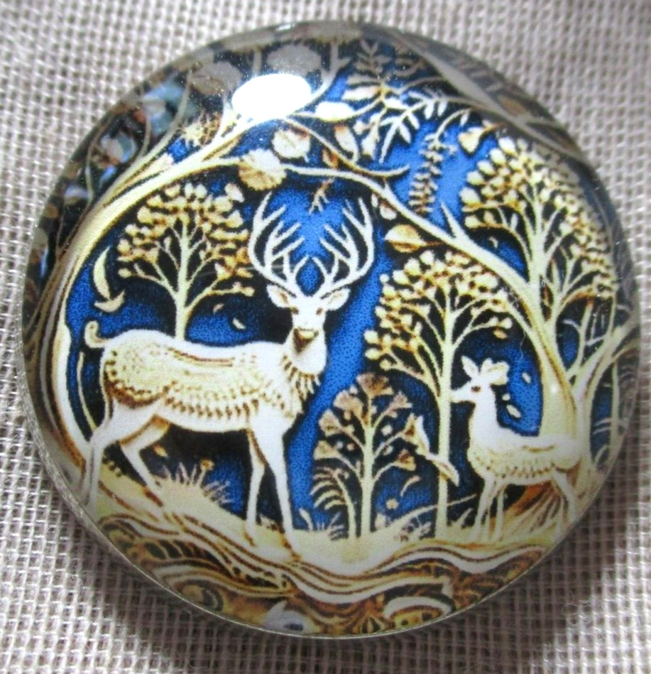 GLASS DOME PICTURE BUTTON — LOVELY 3D “QUILLED” DEER & FAWN IN FOREST BLUE BKG