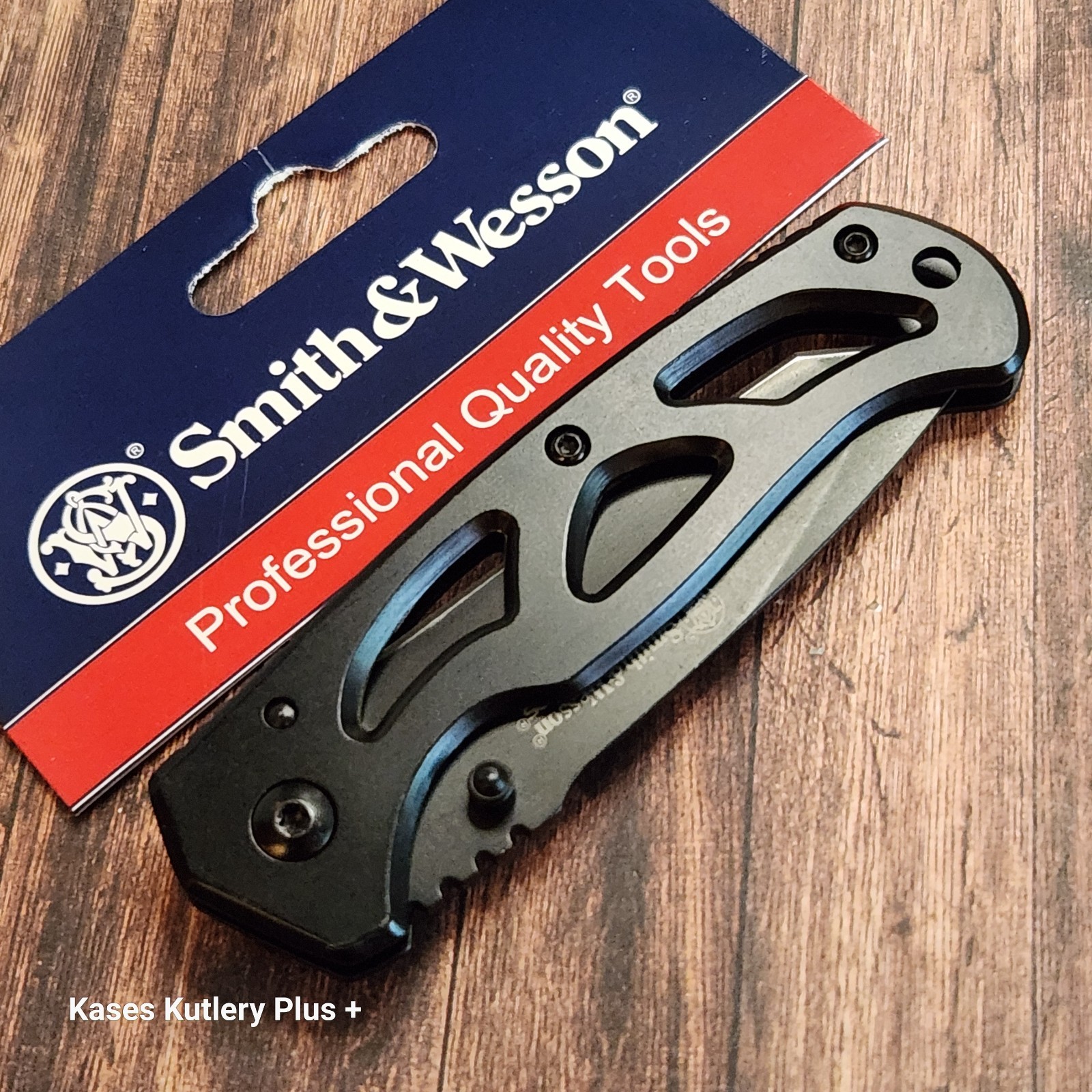 Smith & Wesson Extreme Ops Frame Lock 3.75″ Closed Tanto Blade Pocket Knife