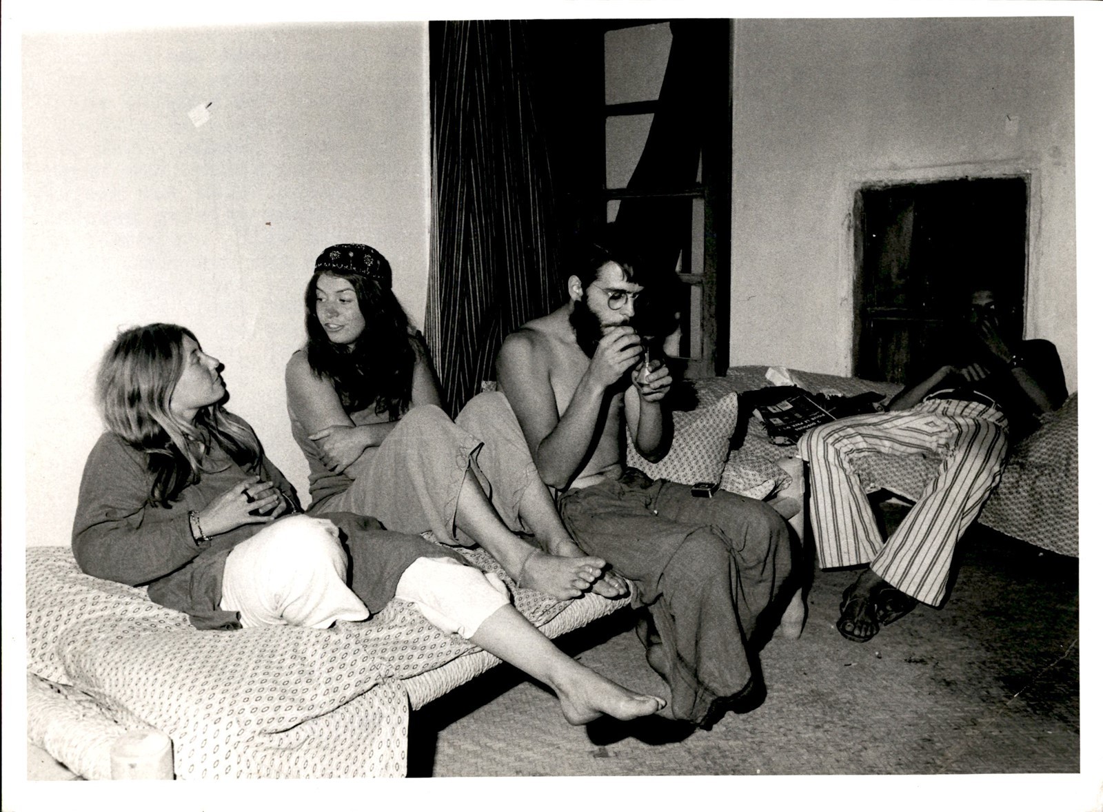 CGE89 1971 Original Photo THE LOST BRITONS OF KABUL AFGHANISTAN HIPPIES