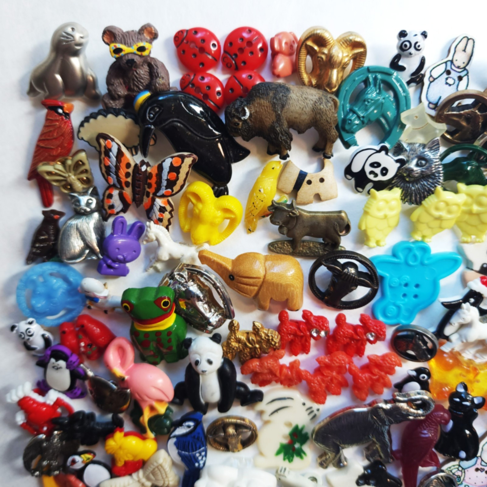 144 Vtg Realistic Novelty Buttons Plastic Metal Wood Goofies Birds Animals Bugs