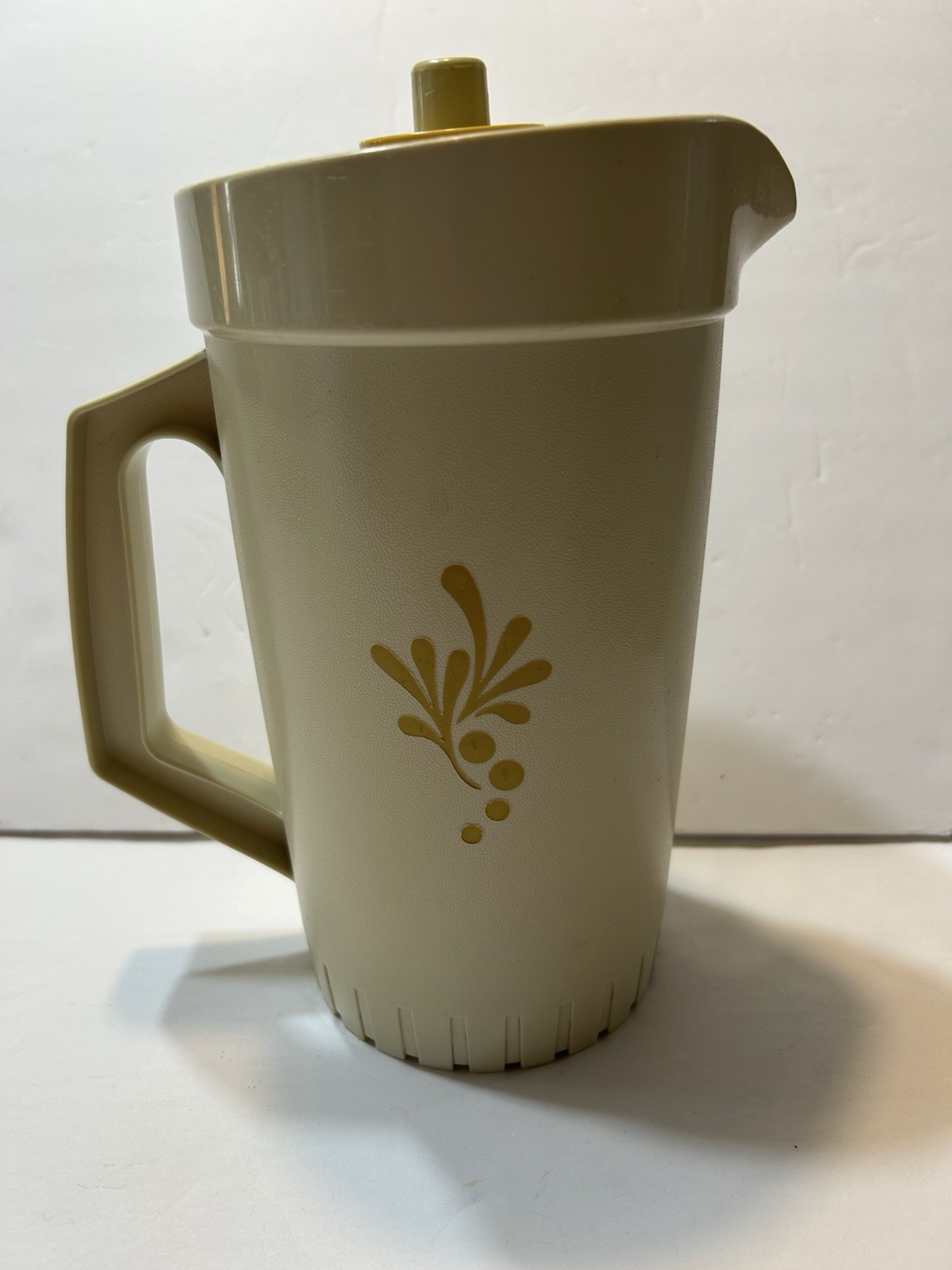 Tupperware 1 Qt Pitcher #874 Almond Harvest Gold With Push Button Lid Tight Seal