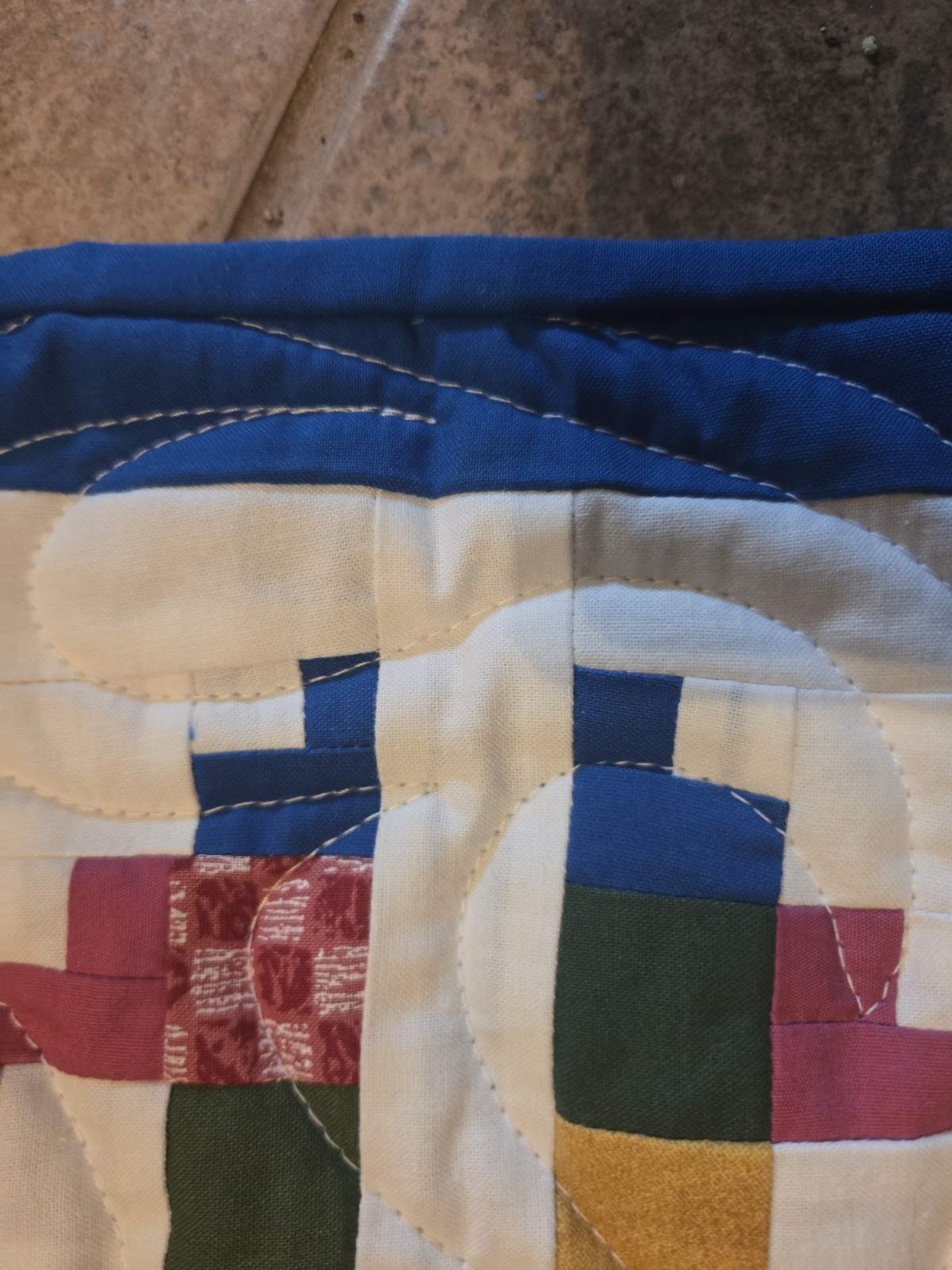 QUILT. HAND MADE. AMERICAN PATCHWORK. INTRICATE MACHINE STITCHING