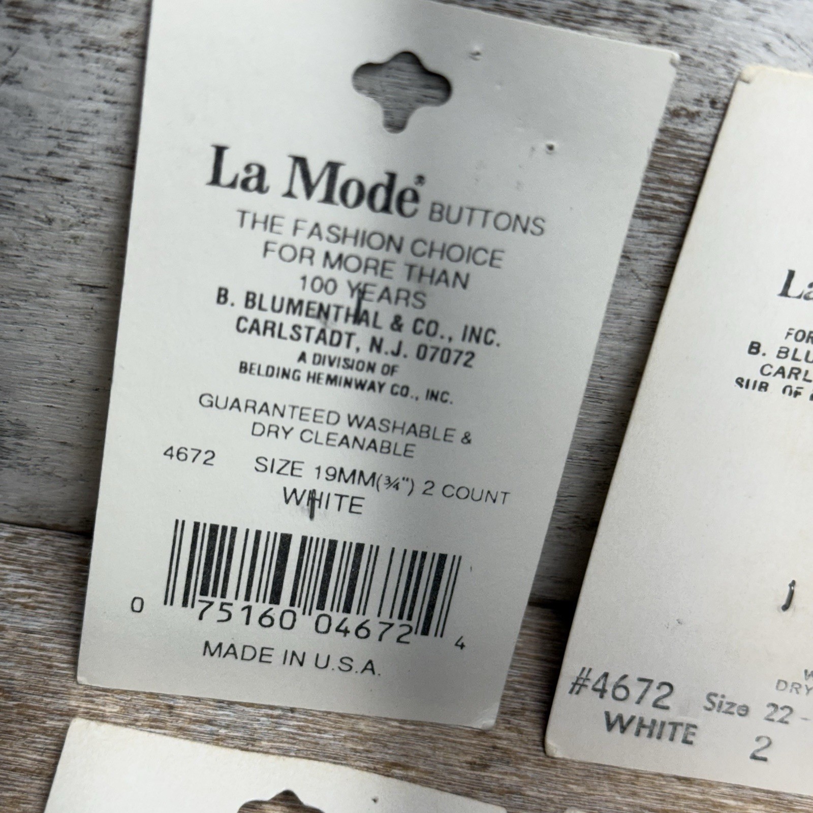 VINTAGE La Mode ROUND SOLID Buttons, White #4672, 6 Cards, 12 Cts, 19mm 3/4″