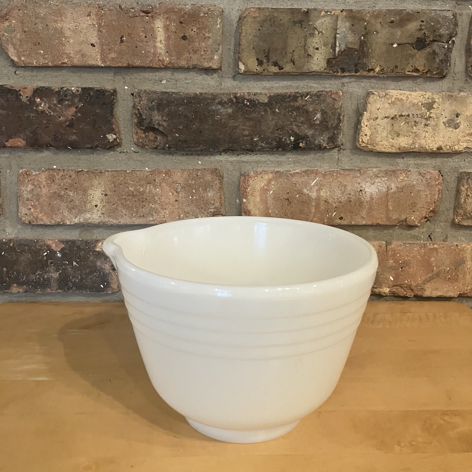 Classic White Hamilton Beach PYREX Bowl w/ Spout, Great Condition, Ship Included