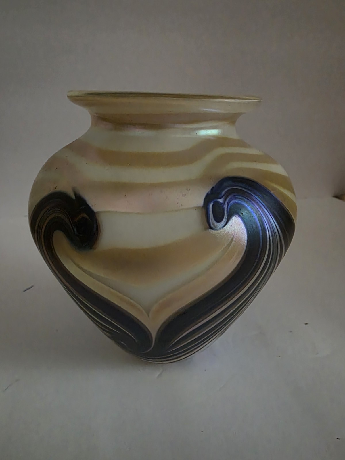 BEAUTIFUL Robert Eickholt, Pulled Feather Iridescent Vase, 5.5″ Signed 2000
