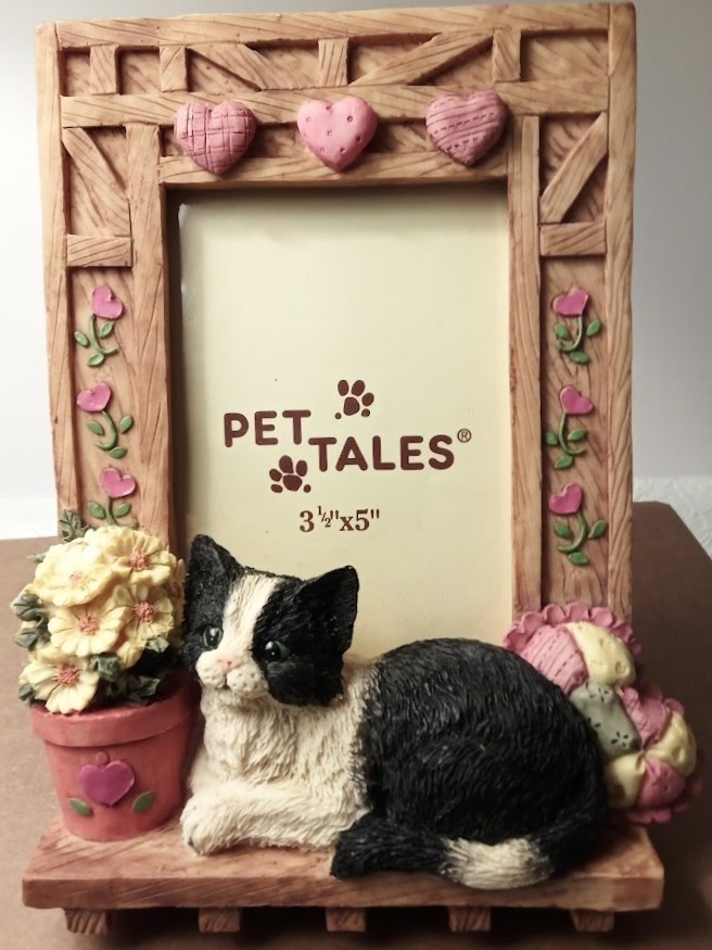 Vintage Pet Tales 3D Picture Frame “Pretty as a Picture” for 3.5 X 5 Pictures