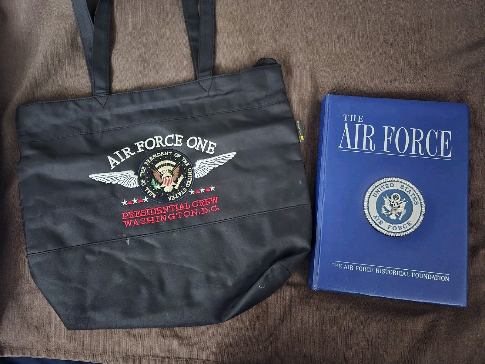 Air Force One Combo : (1) Presidential Crew Bag Washington DC Embroidered + Book