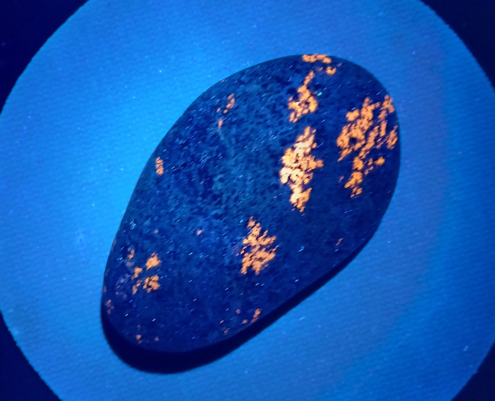 Fluorescent Sodalite ( Yooperlite ) 4.6 oz. A Bright Yooperlite