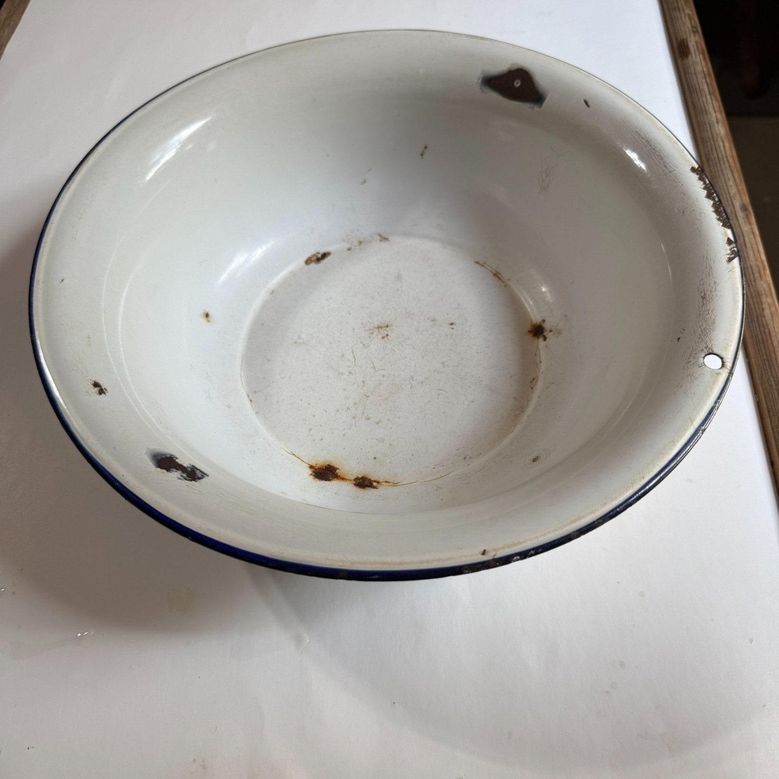 Antique Graniteware Wash Basin – White Enamelware Bowl w/ Blue Rim – 14″ x 4″