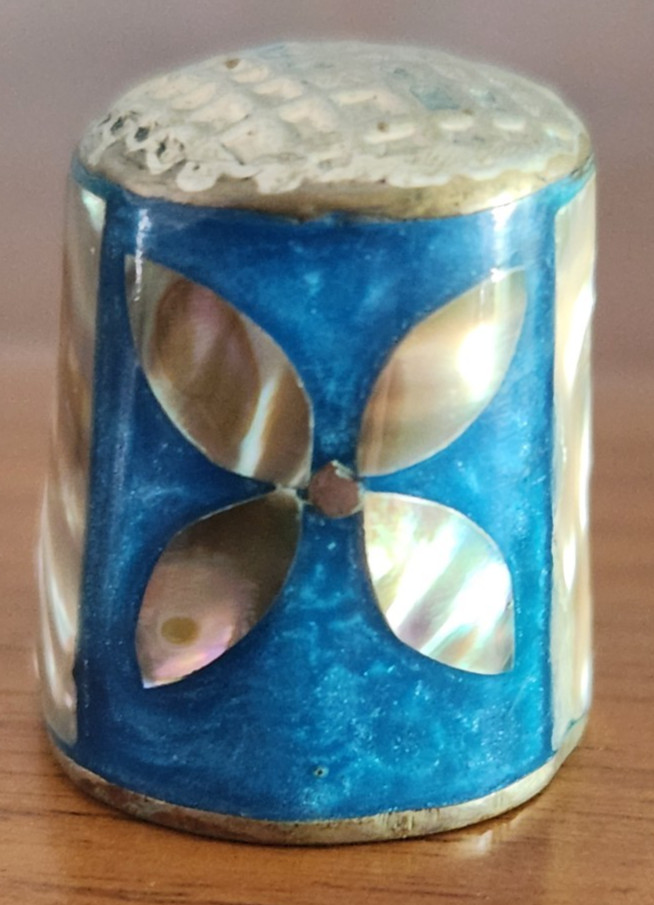 VINTAGE INLAY MOTHER OF PEARL FLORAL SEWING THIMBLE BLUE & WHITE