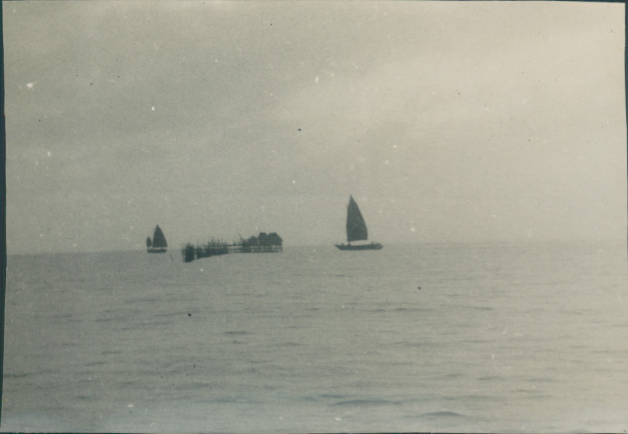 Photo 1949 Singapore Fishing Junks & Sampan’s On Coast p1