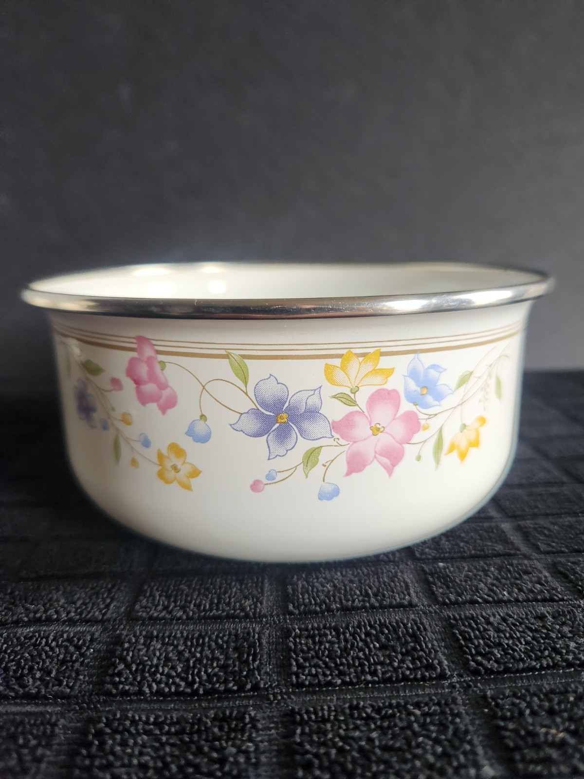 2 Enamelware Nesting Bowls with Multicolored Floral Pattern • 6¾” & 5¾” Diameter