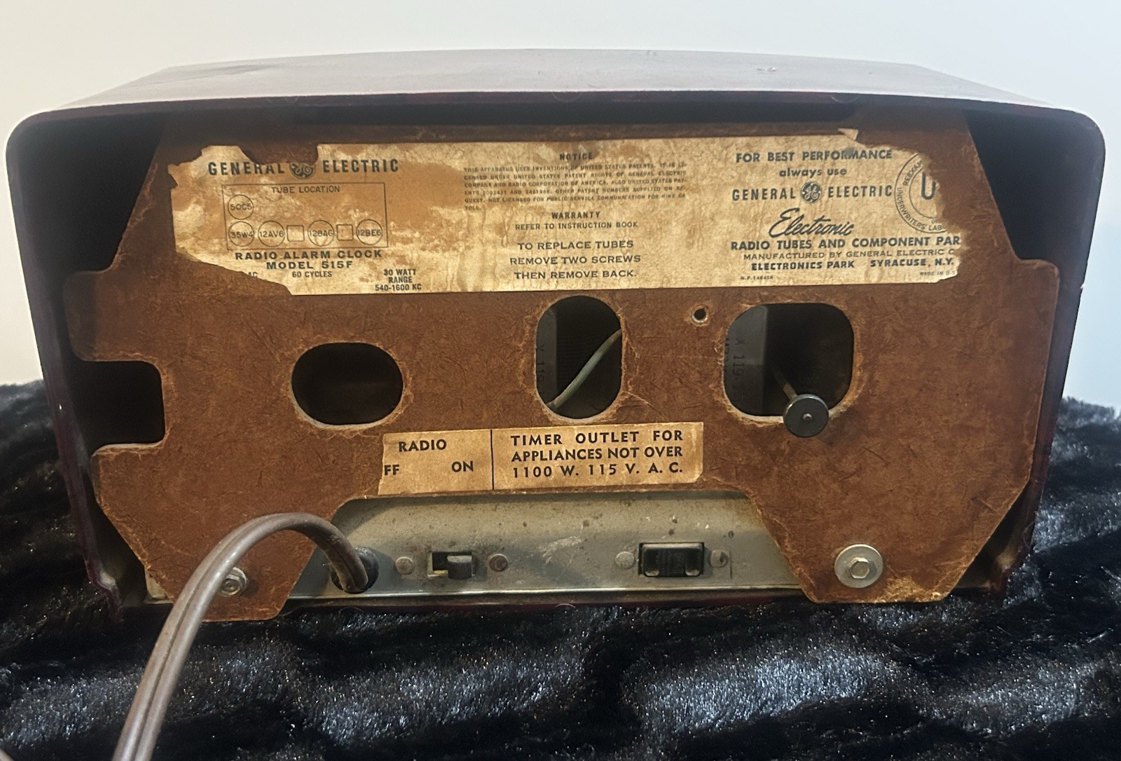 General Electric model 515 60 Cycles Bakelite tube AM Radio