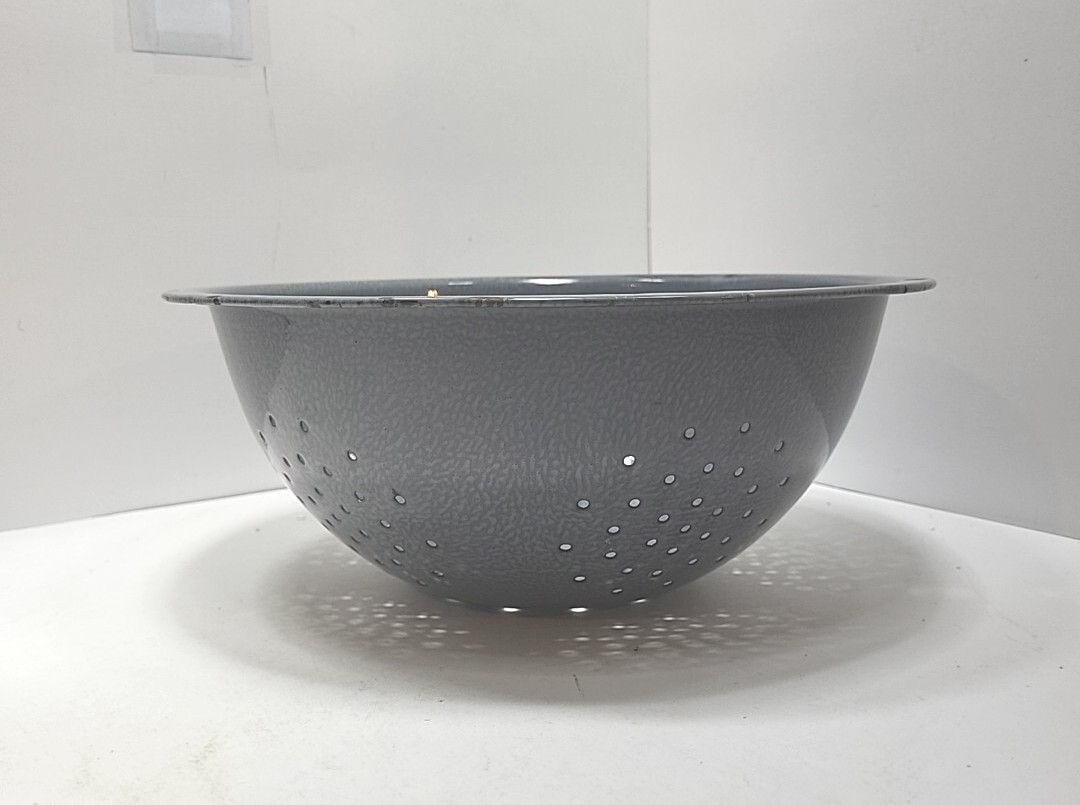 Vintage Enamelware – Granitware Gray Colander 11.125” Dia x 4.75″ Tall