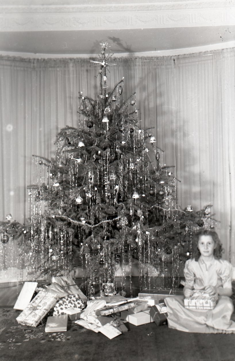 A24 Negative 1930’s San Francisco Christmas Tree Girl Presents 019a