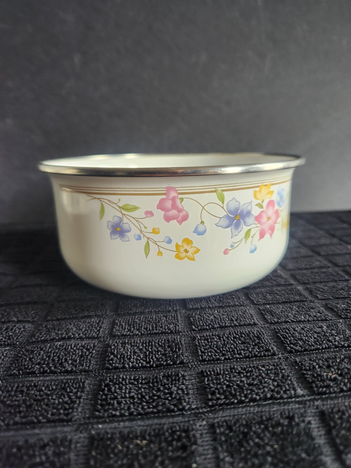 2 Enamelware Nesting Bowls with Multicolored Floral Pattern • 6¾” & 5¾” Diameter
