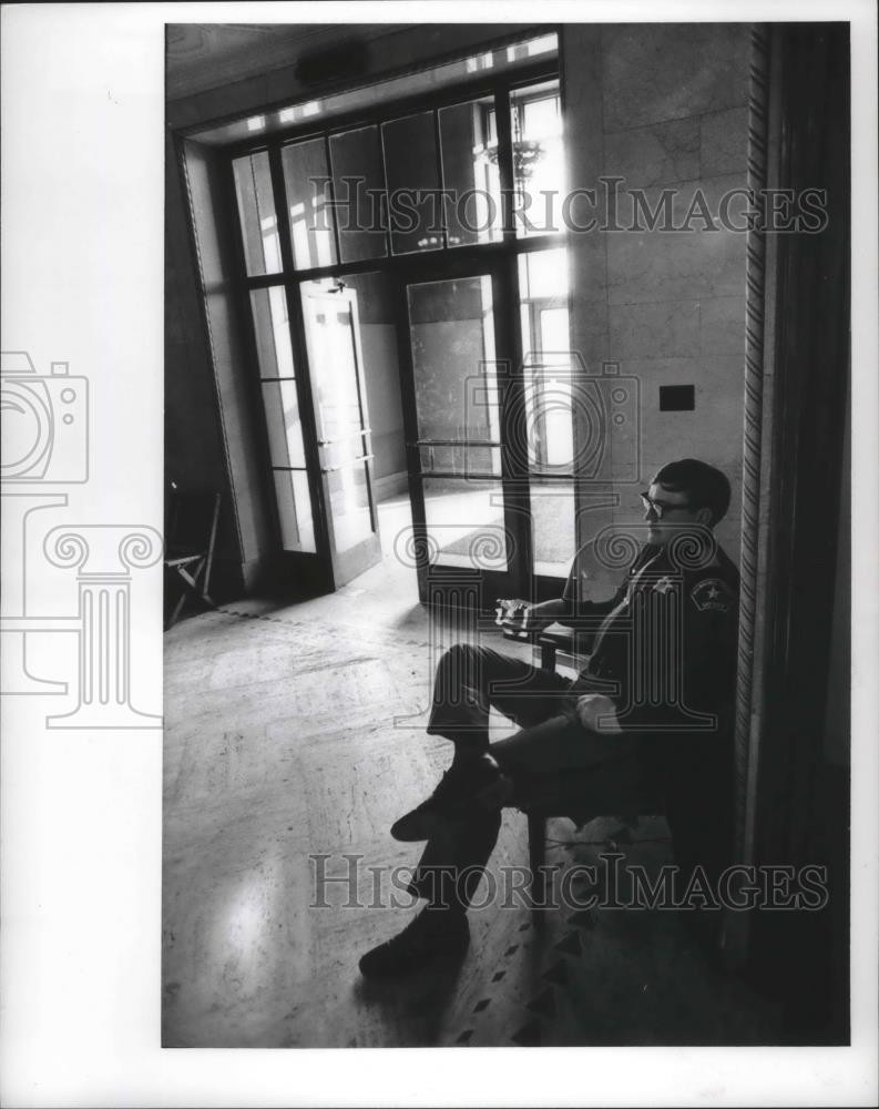 1971 Press Photo Policeman in lobby of Safety Building, Milwaukee – mjb49716