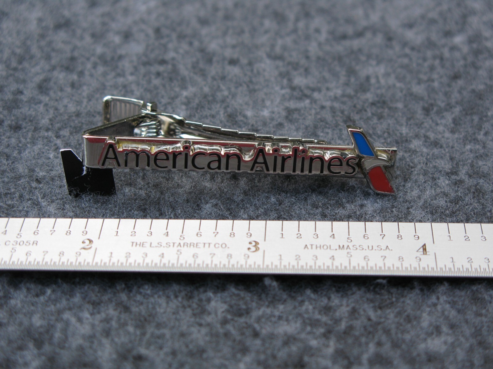 AMERICAN AIRLINES / US AIRWAYS MENS NEW LOGO TIE BAR.
