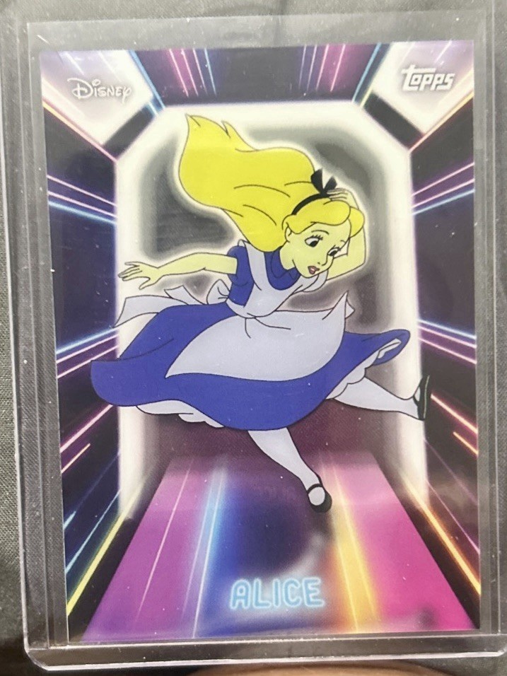 Alice – 2026 Topps Disney Neon – Illuminated Neon Lights – NPL-1