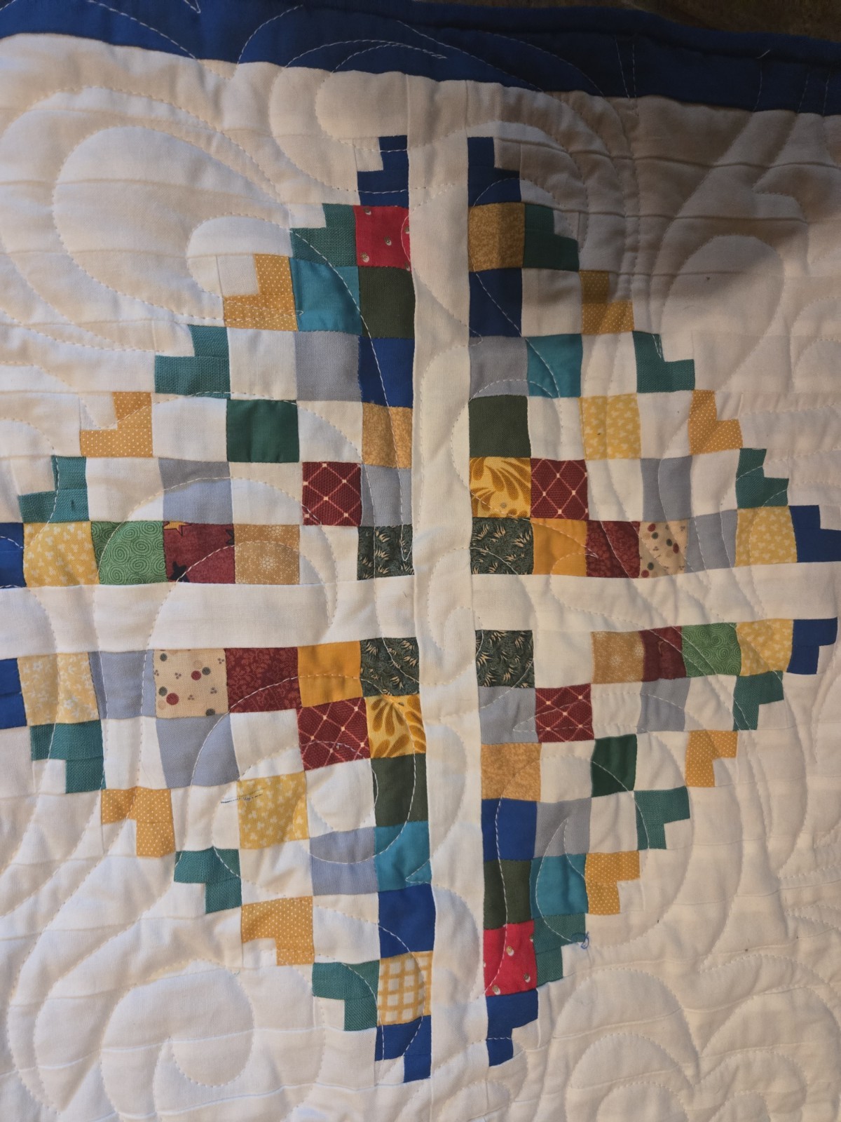 QUILT. HAND MADE. AMERICAN PATCHWORK. INTRICATE MACHINE STITCHING