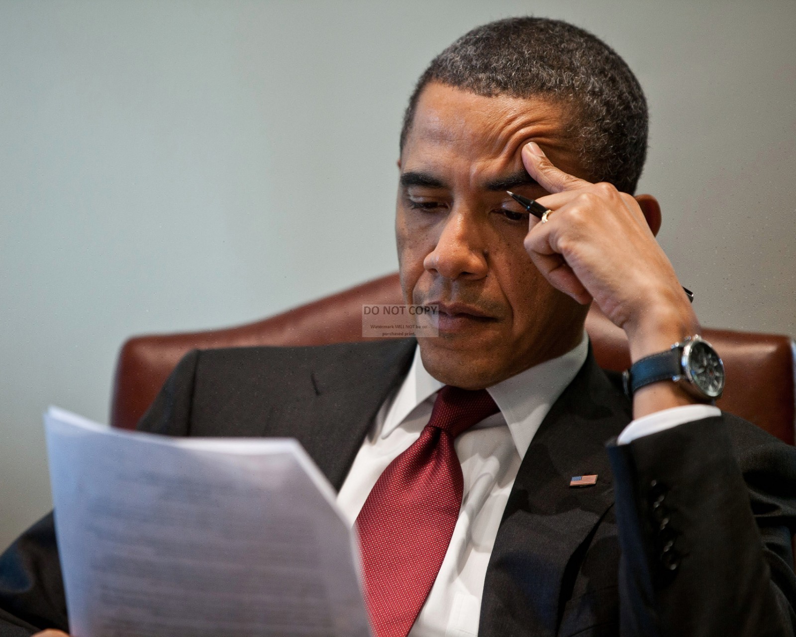 BARACK OBAMA REVIEWS DOCUMENTS BEFORE PRESS CONFERENCE – 8X10 PHOTO (EE-078)