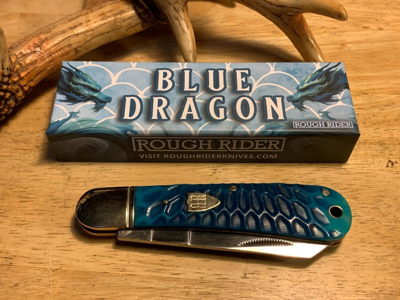 Rough Rider Blue Dragon Jigged Bone Cotton Sampler 4 1/8″ Pocket Knife RR2717