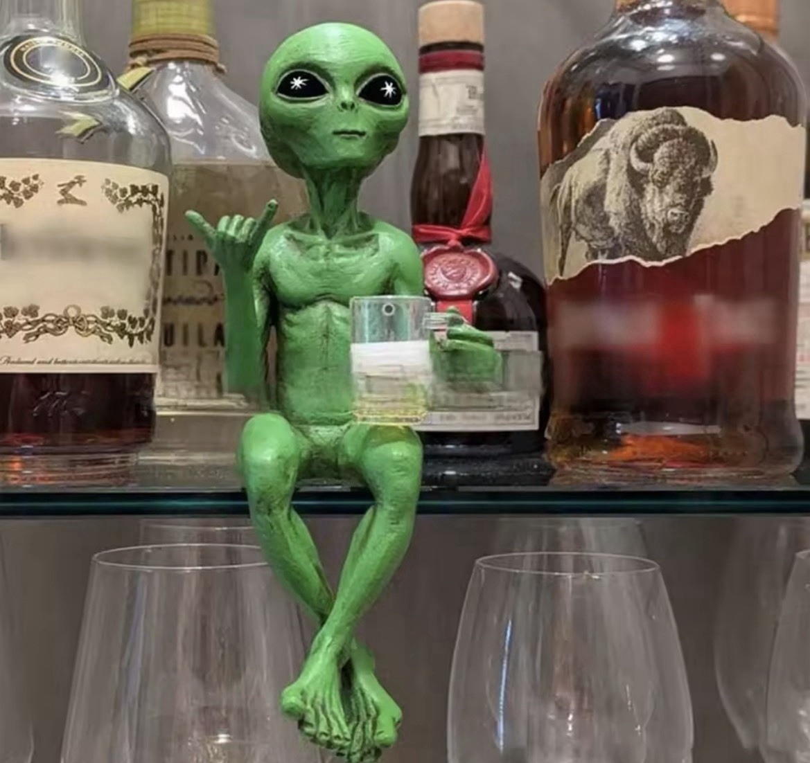 Alien Statue Drinking Beer Alien Sculpture Resin Craft Novelty Funny Decoration