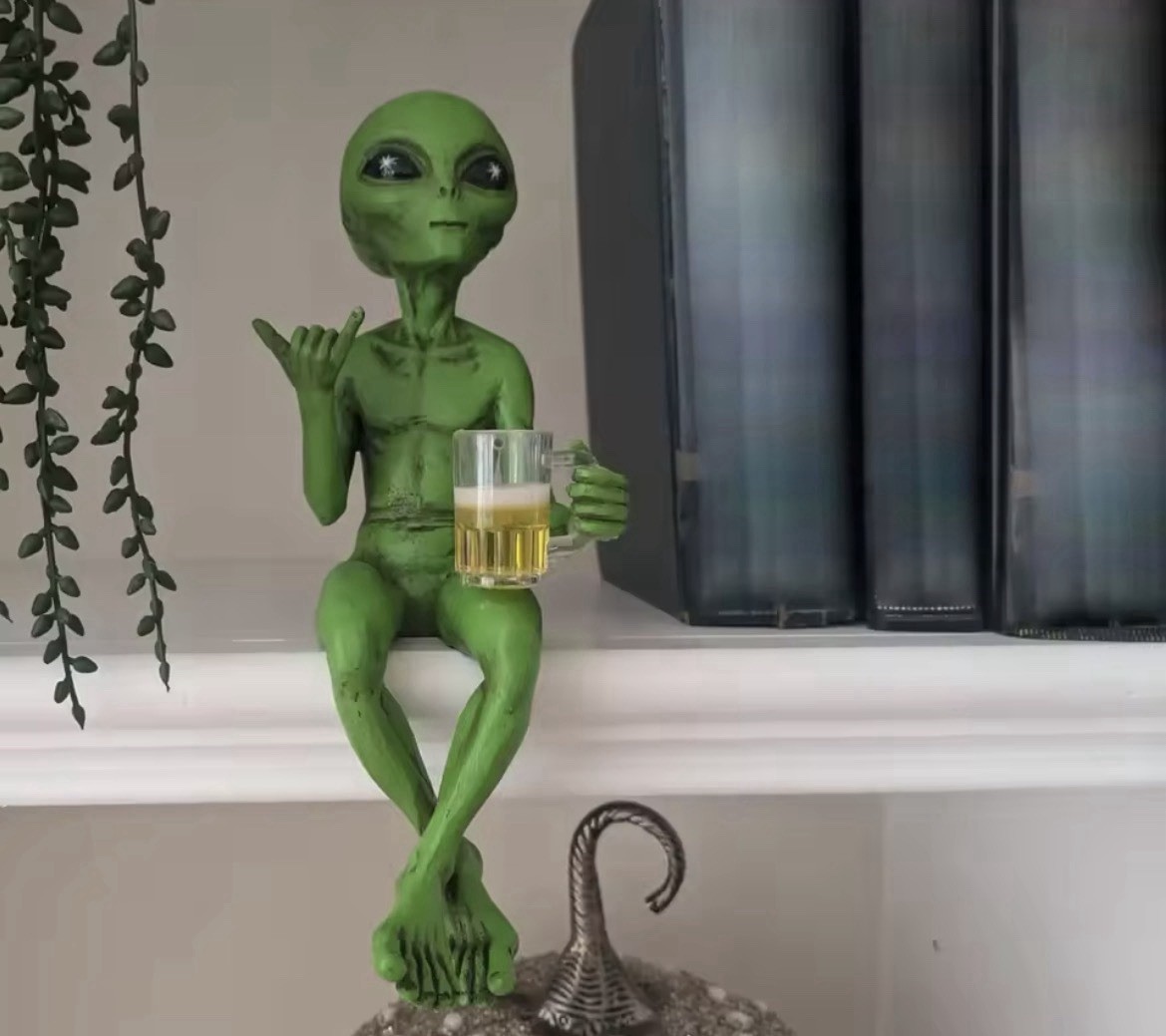 Alien Statue Drinking Beer Alien Sculpture Resin Craft Novelty Funny Decoration