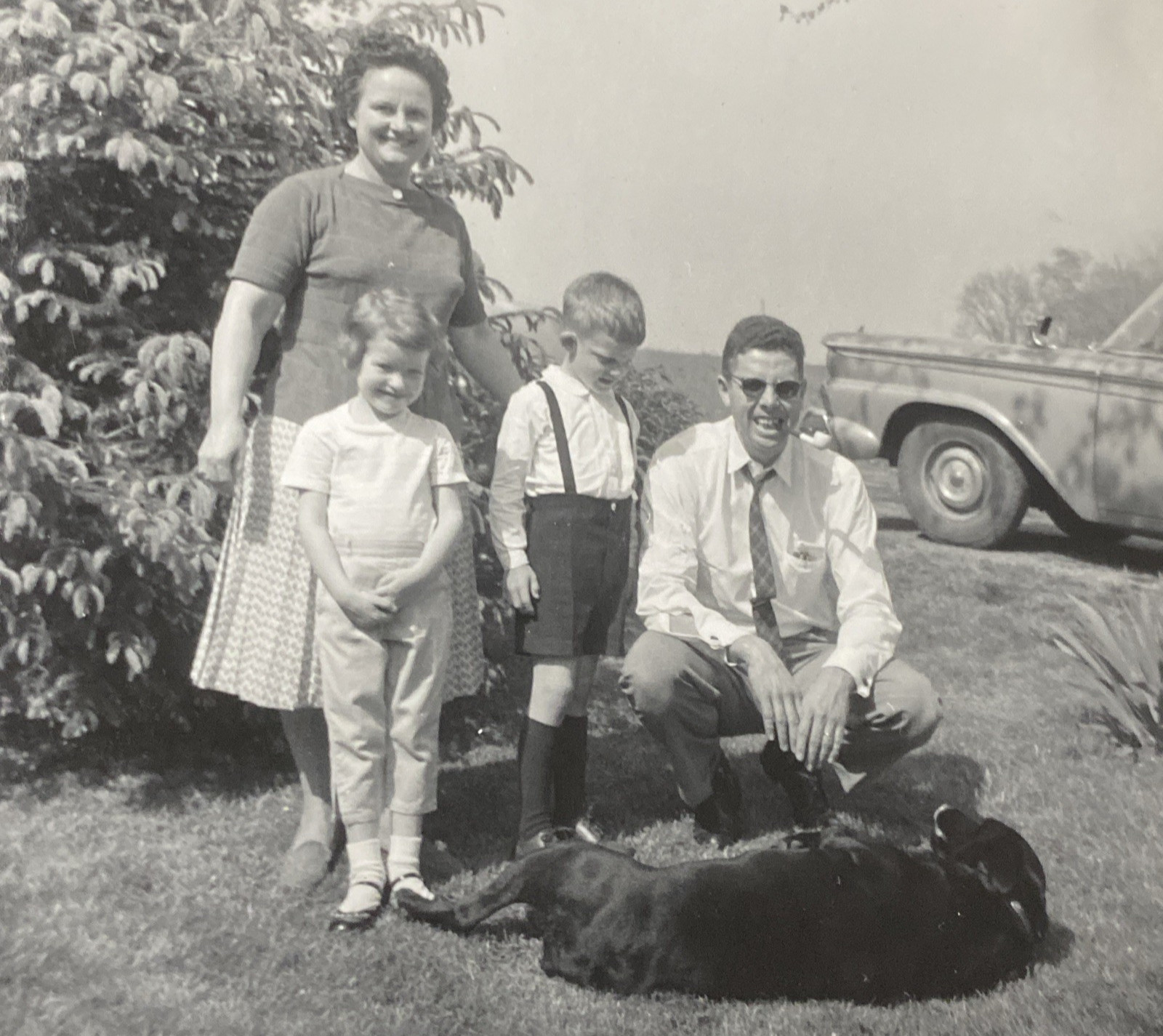 1961 Black Labrador Retriever Dog Man Smoking Pipe Lady Children Kid Photo P18m7