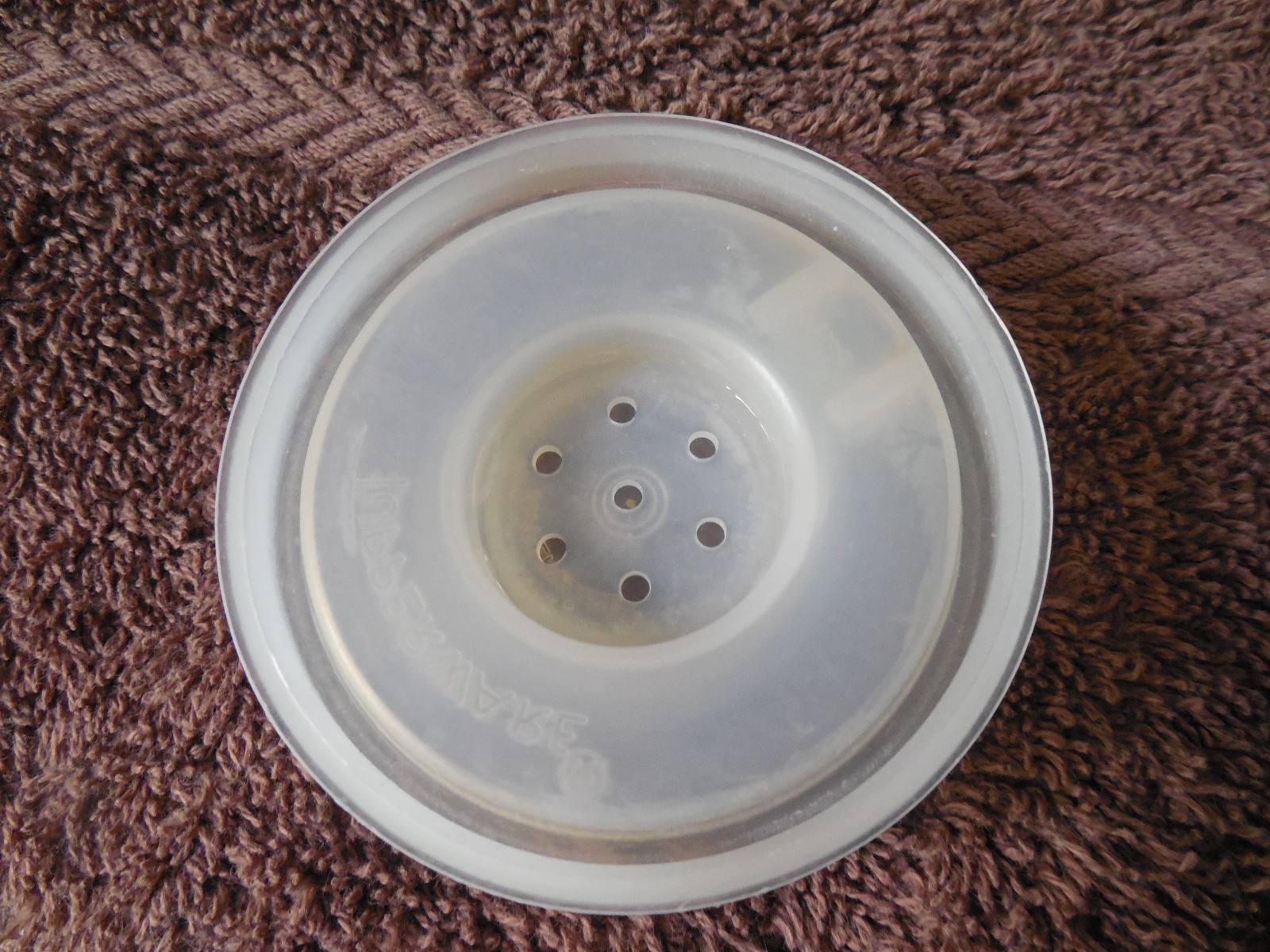 VINTAGE WHITE TUPPERWARE PEPPER SHAKER ONLY 6 1/2″ HOUR GLASS SHAPE