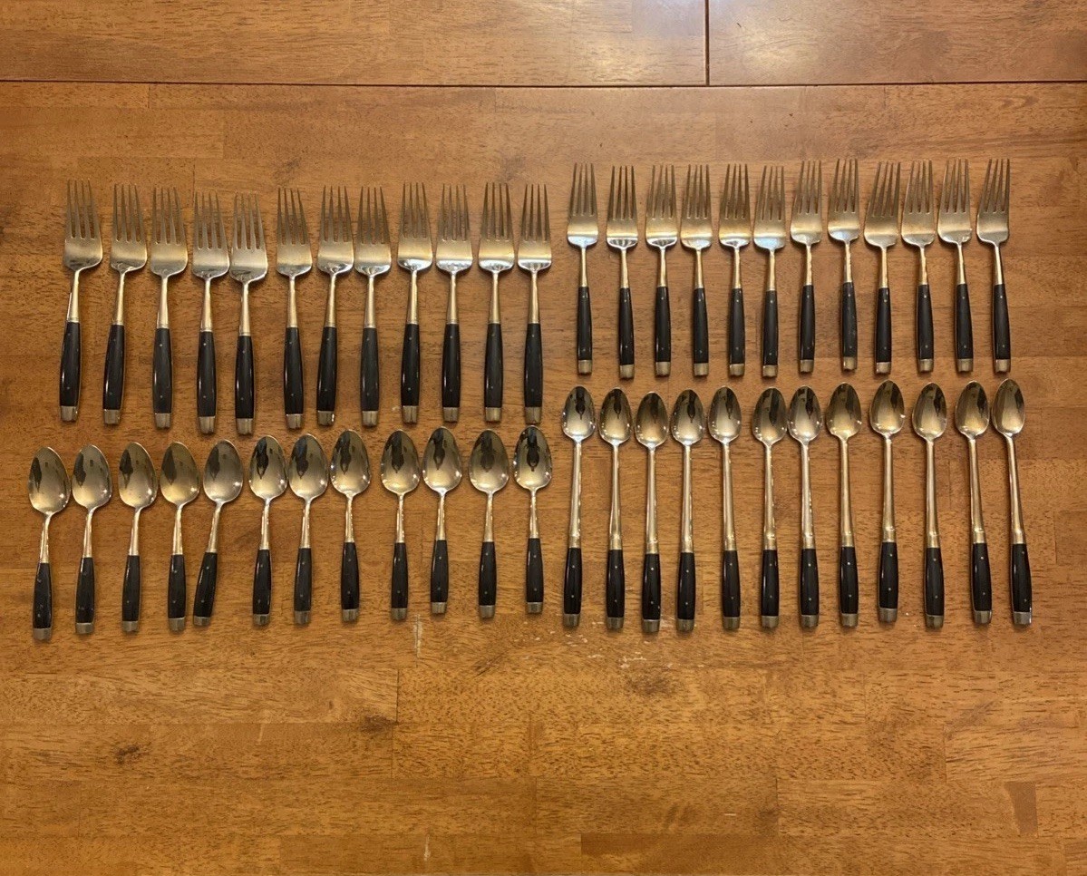 Thailand Tableware Set 150 Pc Set W/ Serving Utensils W/ wooden case