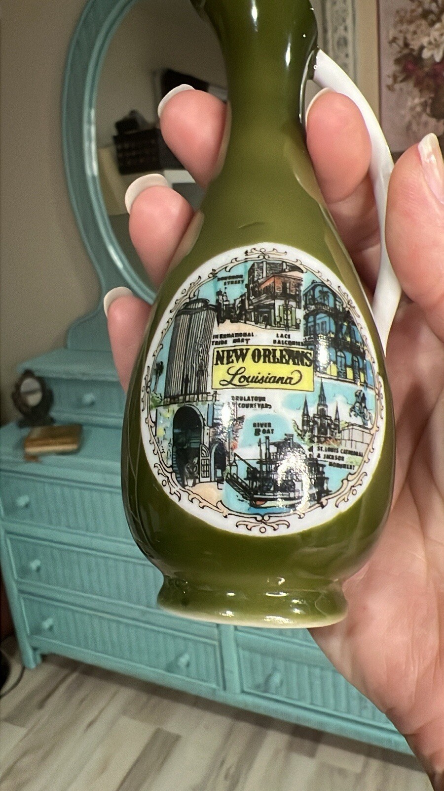 Vintage bud Vase New Orleans, Louisiana Just Over 5 In.’s ￼