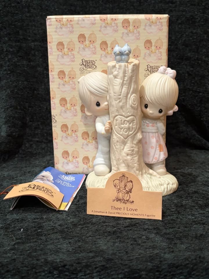 RETIRED Precious Moments figurine “Thee I Love” Figurine #E-3116