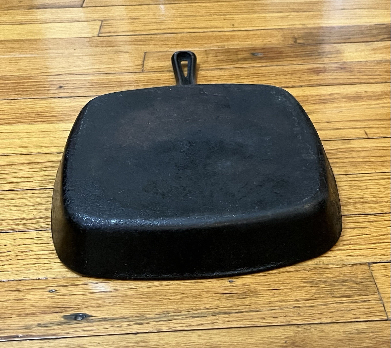 Vintage Unmarked Wagner Ware 9.5″ Square Cast Iron Skillet Z Made in USA