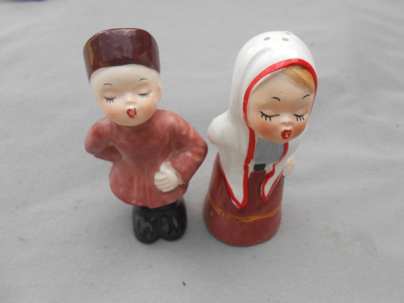 OLD 1957 NAPCO BOY & GIRL COUPLE CAROLER OR KISSER SALT & PEPPER SHAKERS