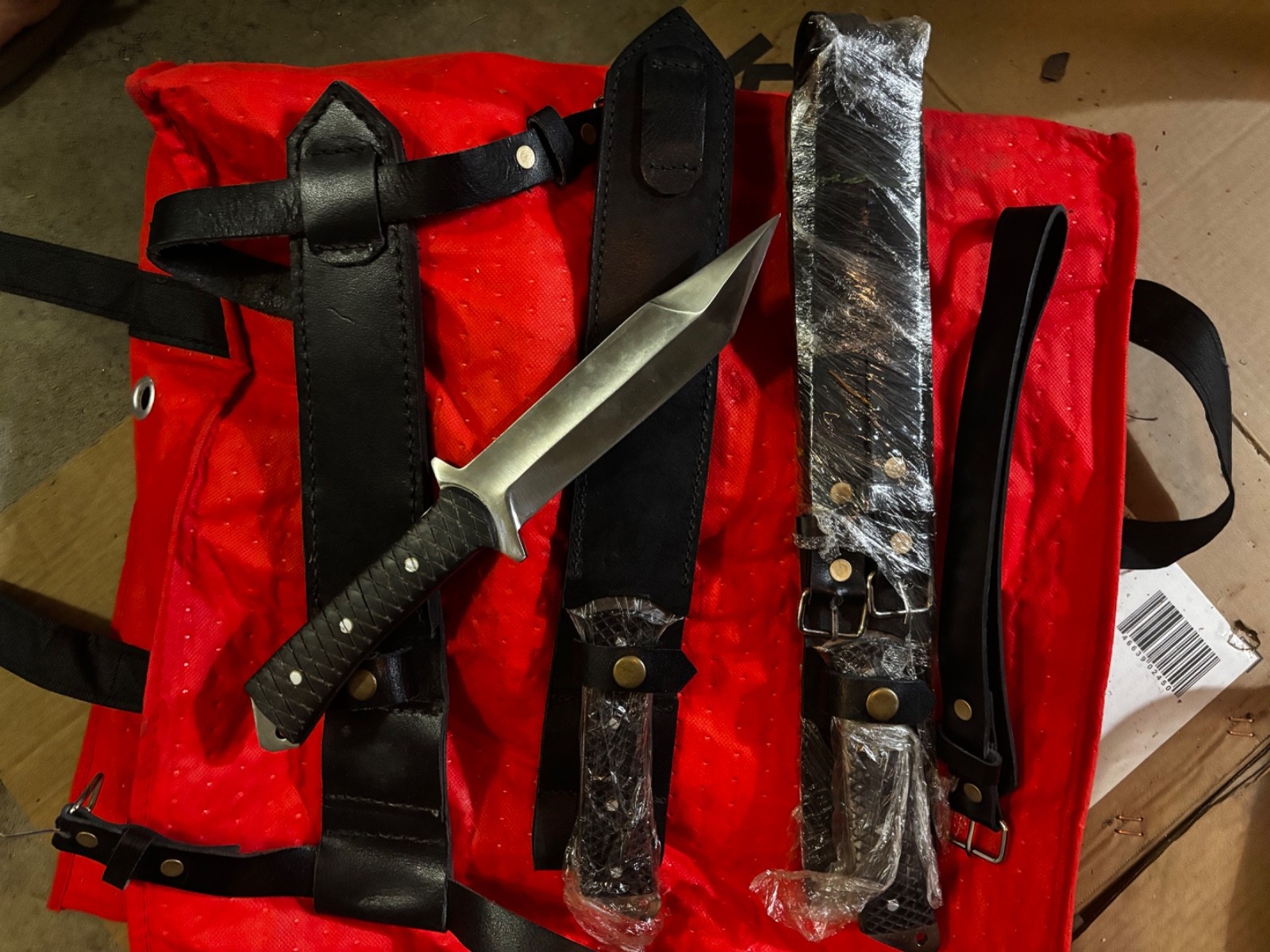 Bowie-style fixed-blade knife – carbon steel hunting machete with leather sheaf
