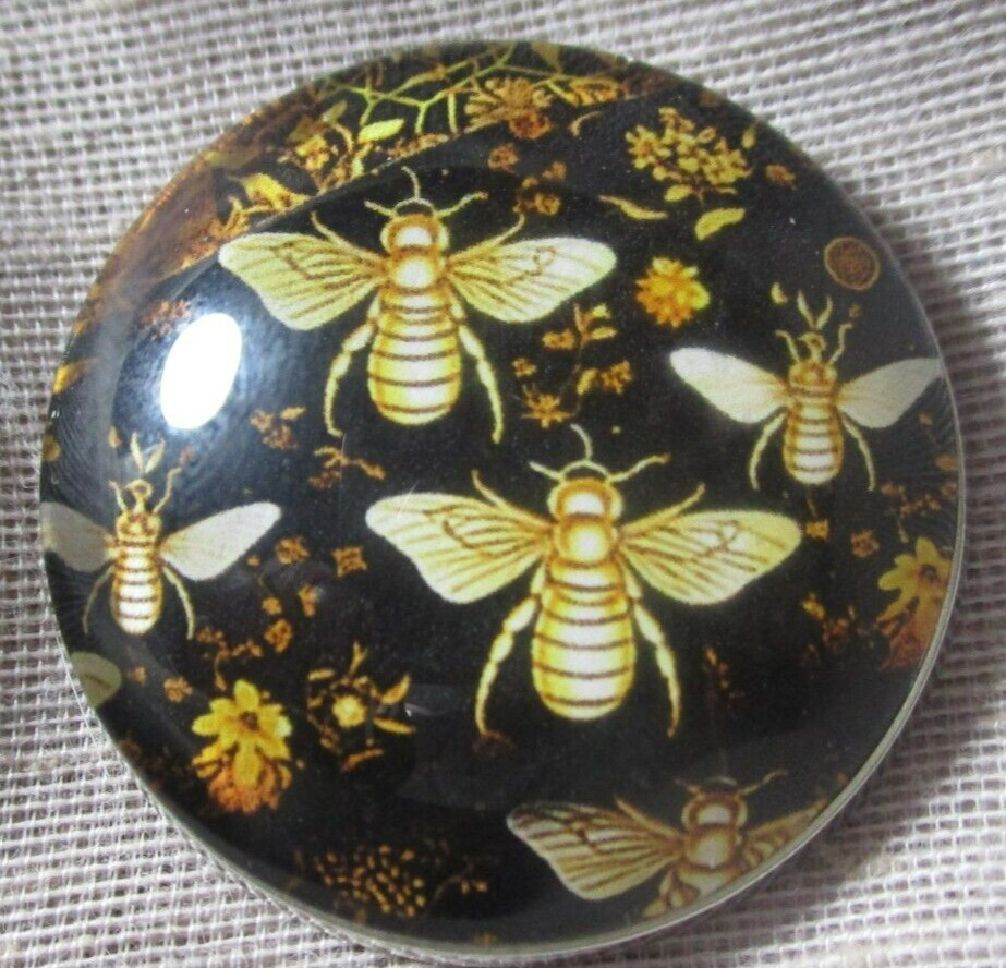 NEW LG GLASS DOME PIC BUTTON OF GOLD HONEY BEES ON BLACK BACKGROUND 30mm