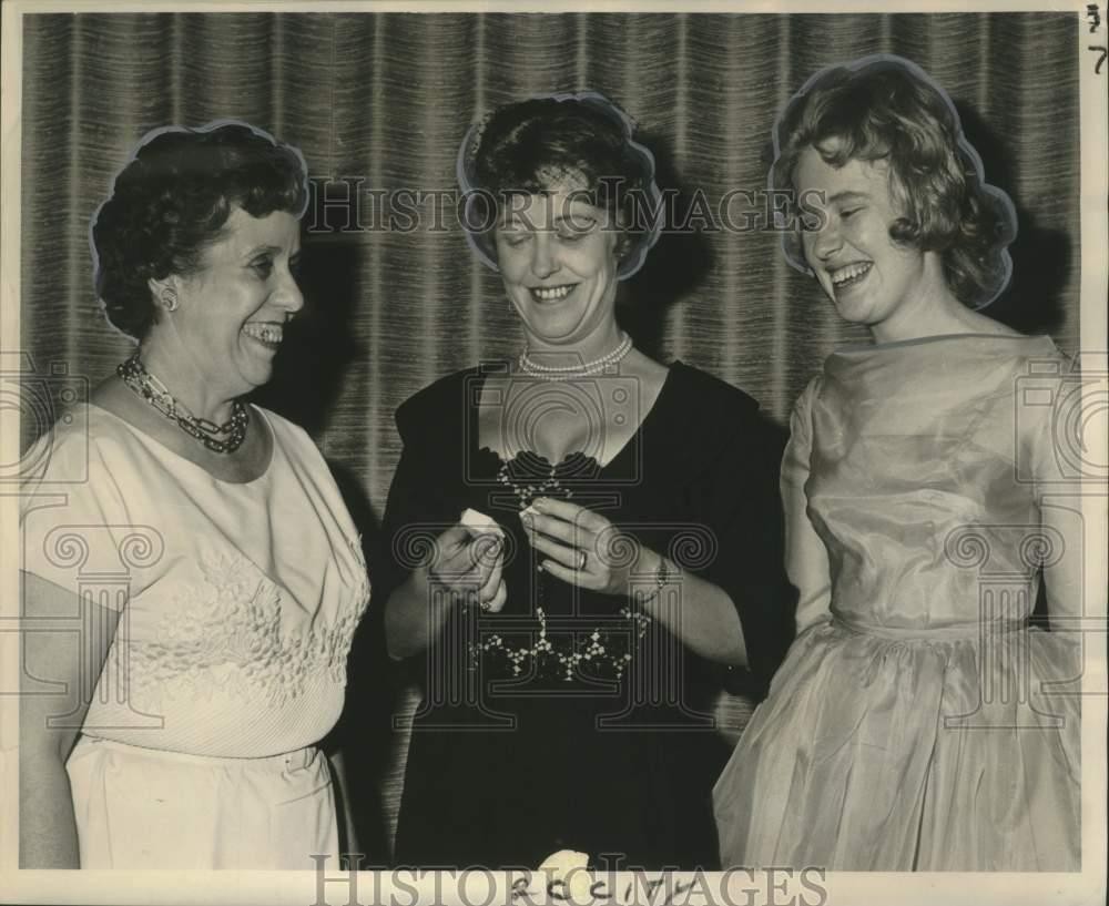 1962 Press Photo Cooperative Office Education Program Gives Award – noo28171