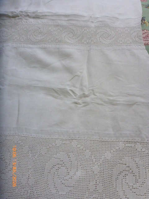 ☘️Antique Irish Linen Bed Sheet with Crochet Detail 76″ x 104″