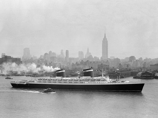 SS UNITED STATES LUXURY PASSENGER LINER – 8X10 PHOTO B&W