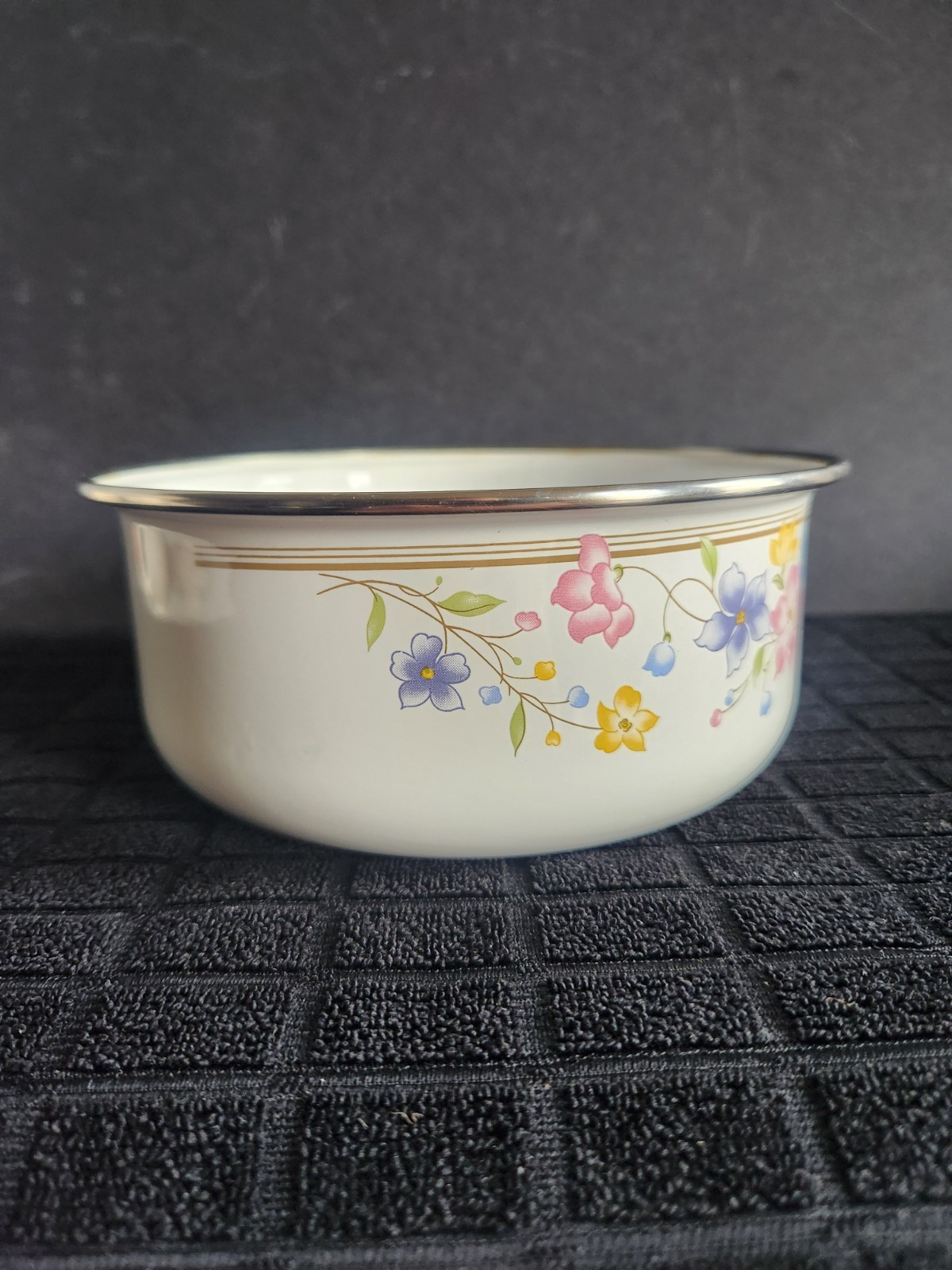 2 Enamelware Nesting Bowls with Multicolored Floral Pattern • 6¾” & 5¾” Diameter