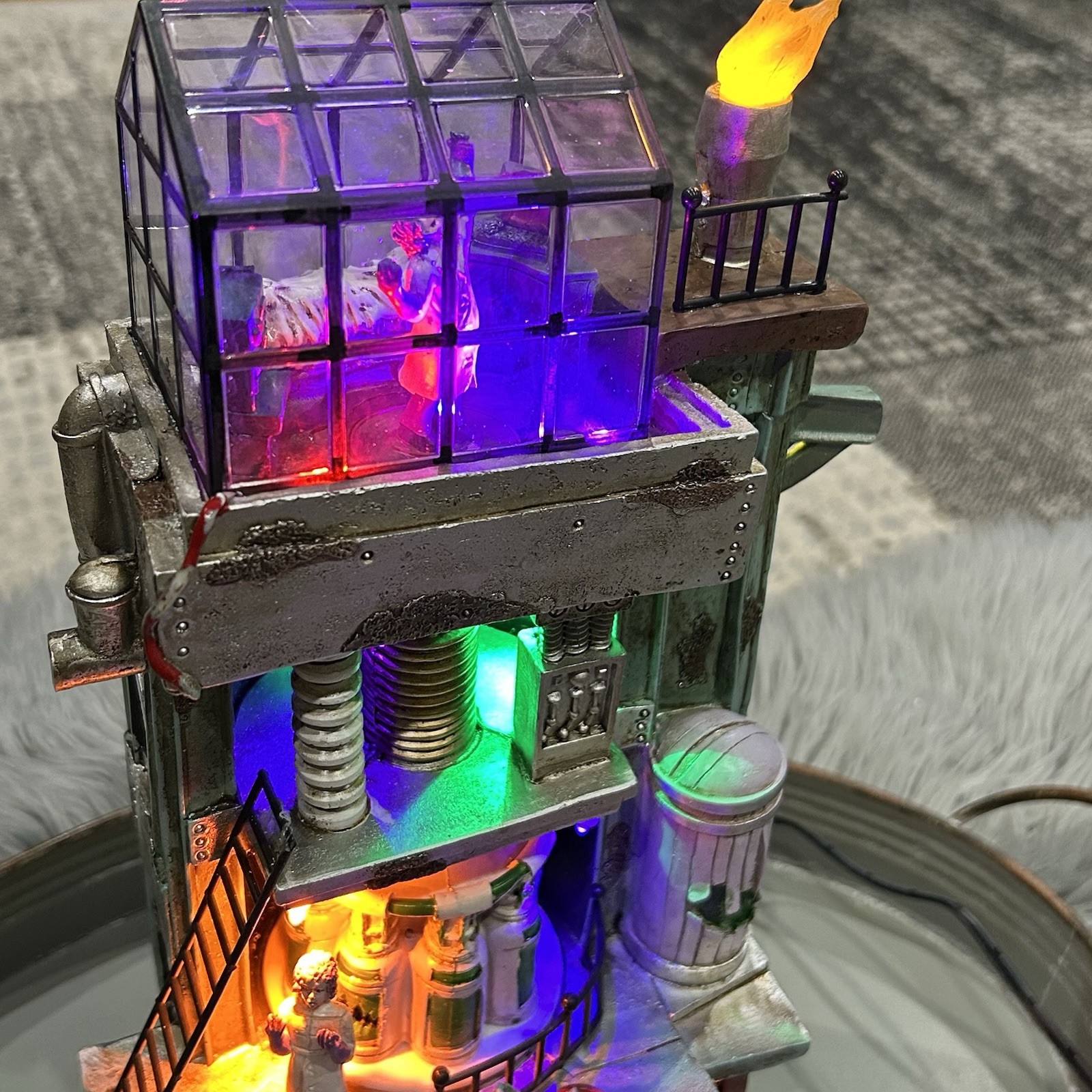 FG Square “Mad Scientist Lab” Animated, LED & Sound – Halloween Village Scene