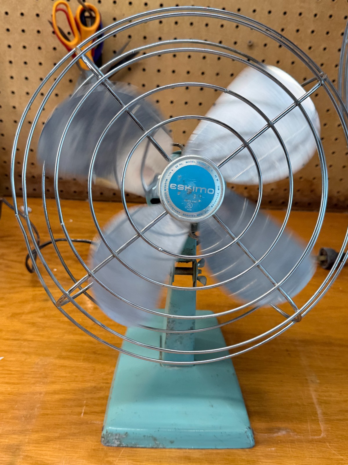 Vintage ESKIMO 115V 60Hz TURQOUISE BLUE Desk OSCILLATING FAN Model 081005 WORKS