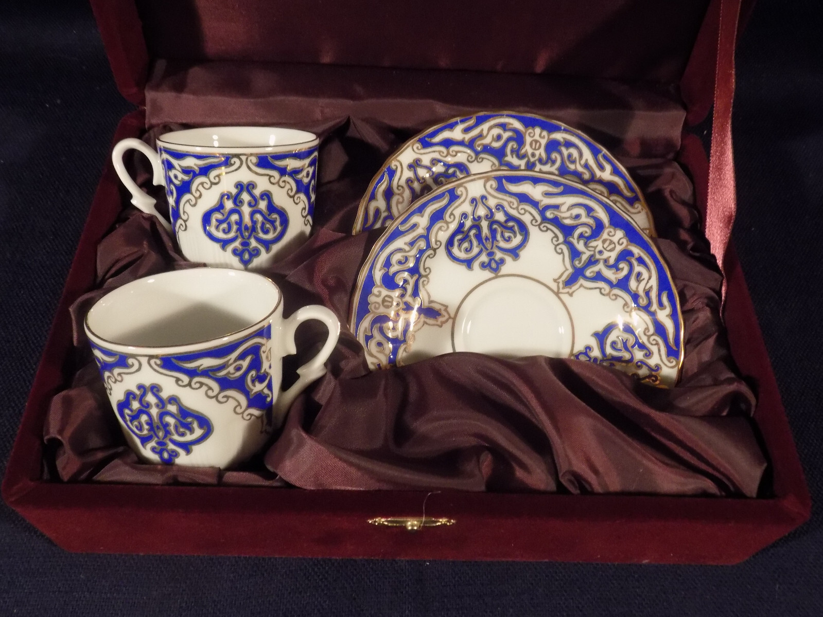 SET OF 2 KUTAHYA TURKISH COFFEE ESPRESSO DEMITASSE CUPS & SAUCERS IN VELVET BOX