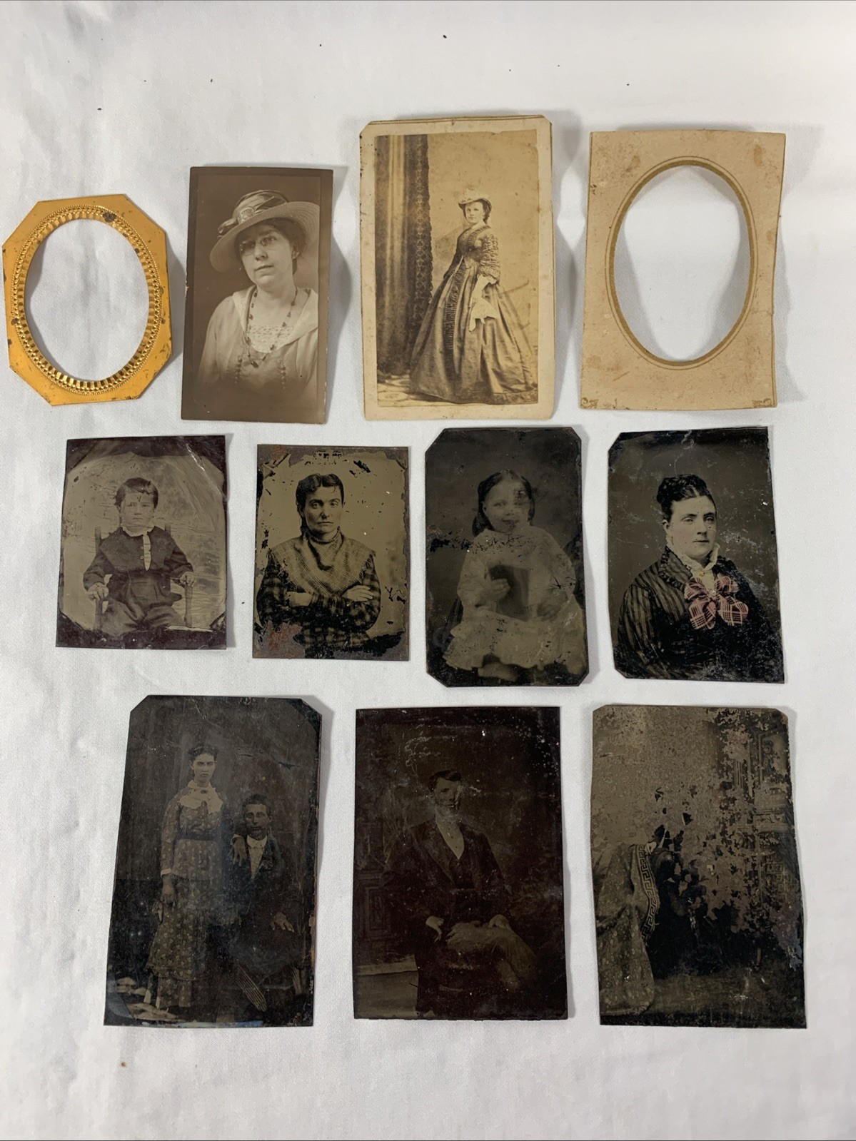 LOT OF VINTAGE TIN TYPE METAL PHOTOGRAPHS PICTURES *Selling as is*